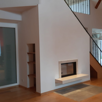 Kamin unter Treppe